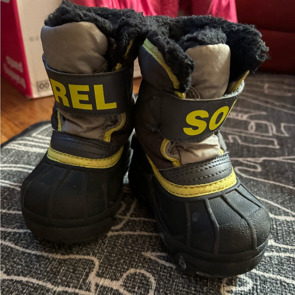 Sorel toddler snow boots size 5